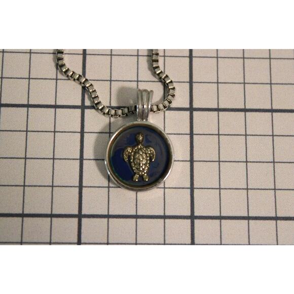 Cute Vintage c1980 Turtle Mood Necklace w/ 24" Silver-Tone Box Chain - Picture 9 of 9